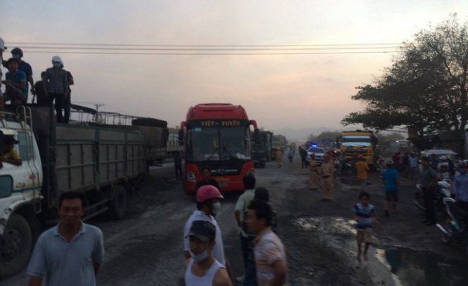 Hiện trường vụ việc người dân chặn xe phản đối tình trạng ô nhiễm ở Vĩnh Tân - Ảnh: GIA BÌNH