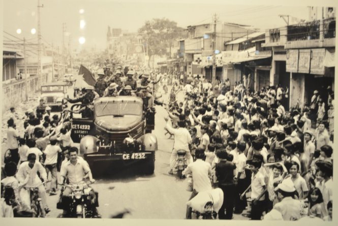 Giải phóng Sài Gòn ngày 30-4-1975, nhân dân chào mừng người chiến thắng – tác giả: Hứa Kiểm - Ảnh: V.V.TUÂN chụp lại