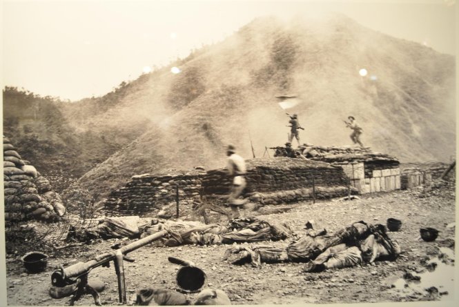 Đợt tấn công cuối cùng trước khi chiếm được căn cứ của quân đội Nam Việt Nam tại Đầu Mầu (Quảng Trị) ngày 31-3-1972 – tác giả: Đoàn Công Tính
