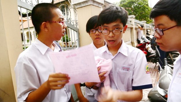 Thí sinh thi môn anh văn sau khi thi xong tại Hội đồng thi trường THPT Lê Hồng Phong Q.5, TP.HCM chiều 21-6 - Ảnh: Như Hùng