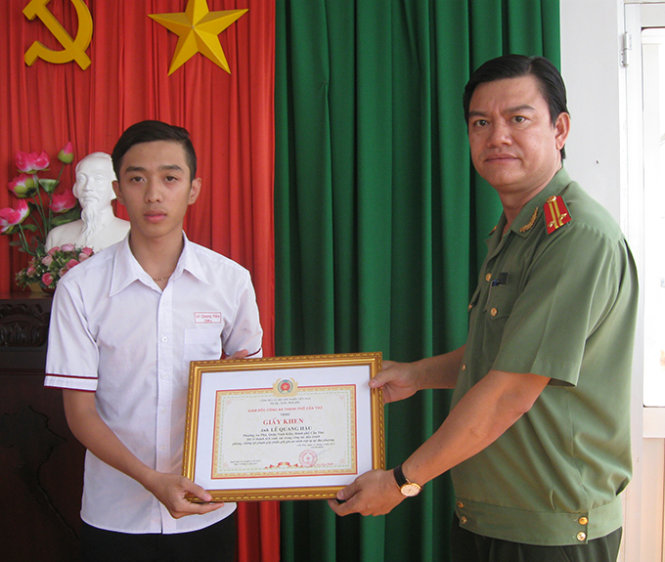 Em Lê Quang Hậu được giám đốc Công an TP Cần Thơ tặng giấy khen vì thành tích bắt cướp giật