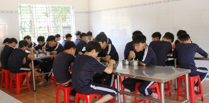 Giờ ăn của học sinh trường giáo dưỡng - Ảnh: Minh Duy