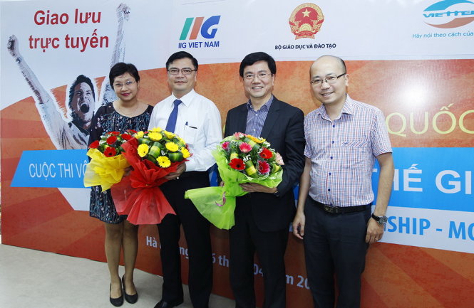 Đại diện báo Tuổi Trẻ (ngoài cùng bên phải) tặng hoa cho các vị khách mời tham dự buổi giao lưu trực tuyến- Ảnh: Nguyễn Khánh