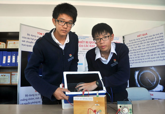 Nguyễn Thanh Hải (trái) và Phạm Trần Bảo Khang cùng thiết bị do mình sáng chế - Ảnh: Lâm Thiên