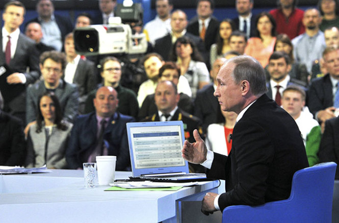 Tổng thống Nga Vladimir Putin trong buổi đối thoại trực tuyến với dân chúng ở Matxcơva ngày 16-4 - Ảnh: Reuters