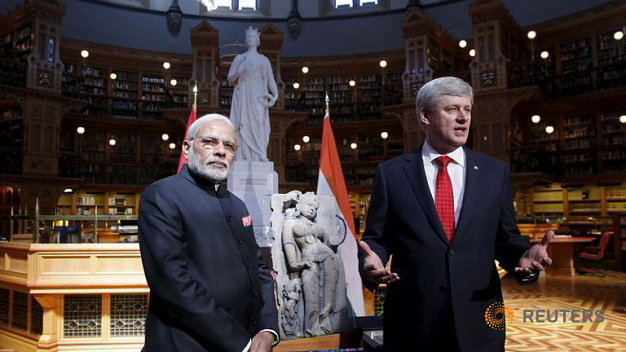 Thủ tướng Ấn Độ Narendra Mod (trái) và Thủ tướng Canada Stephen Harper - Ảnh: Reuters