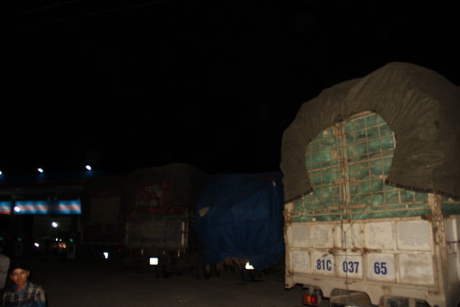 Hàng trăm xe quá tải tập trung ở các cây xăng, đường dân sinh tại thị xã An Khê để chờ cơ hội vượt trạm - Ảnh chụp tối 16-4. Ảnh: B.D