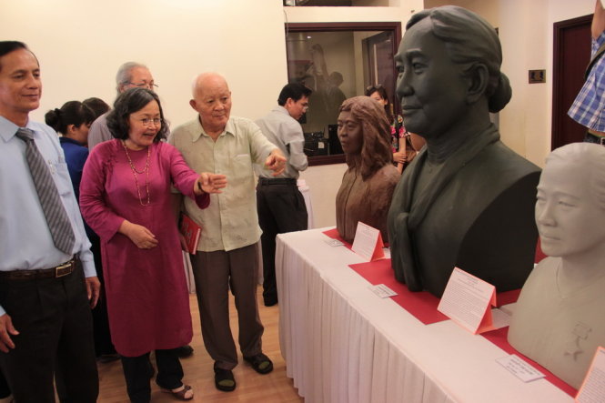 Nghệ sĩ điêu khắc Kim Thanh (thứ hai từ trái qua) đang giới thiệu tượng chân dung điêu khắc của nữ tướng Nguyễn Thị Định (tượng giữa) - Ảnh: Nguyễn Lộc