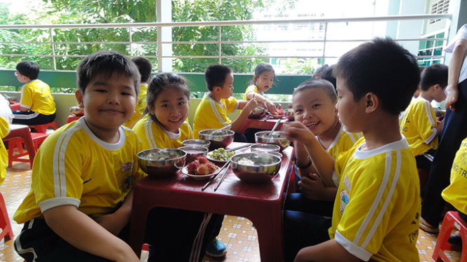 Học sinh ăn bữa trưa tại một trường tiểu học ở TP.HCM - Ảnh: Mỹ Dung