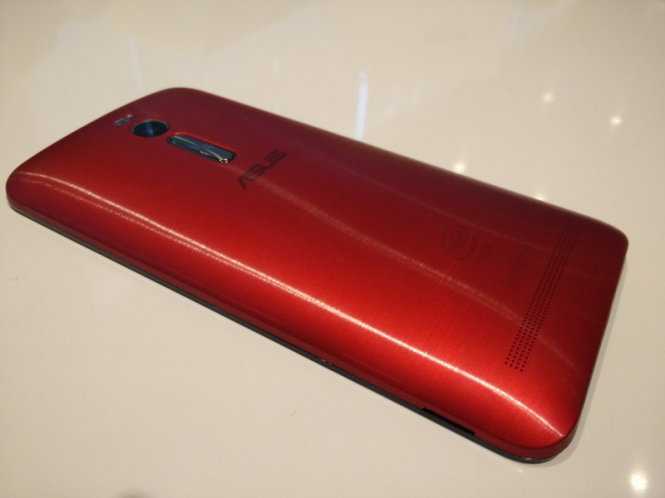 Mặt lưng Zenfone 2 tương tự LG G3 với các nút bấm vật lý đặt ở sau lưng - Ảnh: Thái Bình
