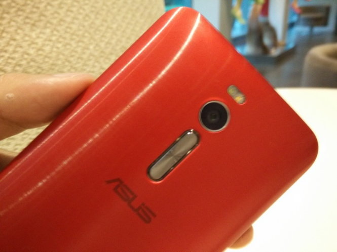 Zenfone 2 phiên bản cấu hình cao cấp nhất (Z551ML) màu đỏ - Ảnh: Thái Bình