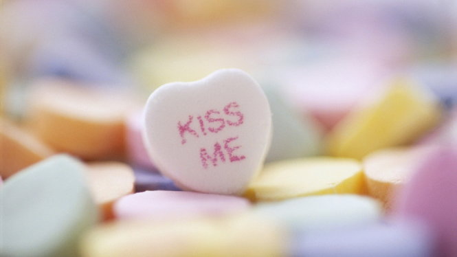 Một nụ hôn nói thay cho nhiều ngôn từ hoa mĩ khác… - Nguồn: dinche-augustine.blogspot.com