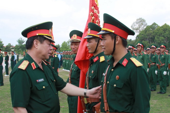Đoàn Tổng cục Chính trị kiểm tra và tặng quà các lực lượng tham gia diễu binh, diễu hành - Ảnh: Nguyễn Đức Lúy