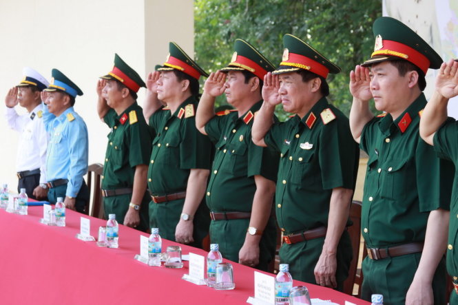 Đoàn Tổng cục Chính trị kiểm tra và tặng quà các lực lượng tham gia diễu binh, diễu hành - Ảnh: Nguyễn Đức Lúy