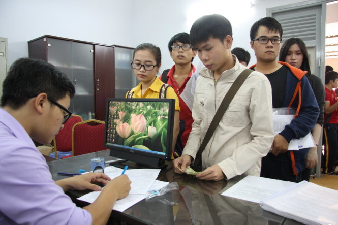 Thí sinh nộp hồ sơ đăng ký dự thi tại Cơ quan đại diện Bộ GD-ĐT tại TP.HCM chiều 21-4. Ảnh: Trần Huỳnh