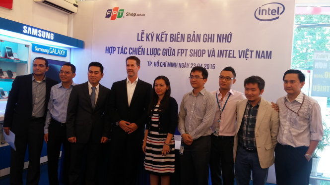 Đại diện hai bên Intel Việt Nam và FPT Shop trong buổi lễ ký kết hợp tác chiến lược - Ảnh: Thanh Trực
