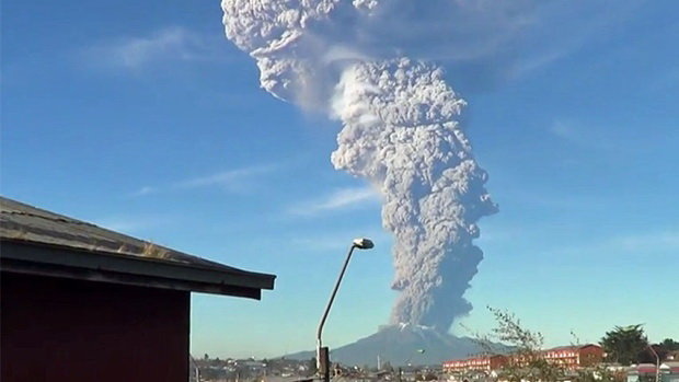 ​Cột khói lớn bốc lên từ núi lửa Calbuco - Ảnh: Cắt từ YouTube​