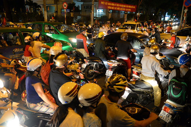 Xe cộ hỗn loạn tại giao lộ Ngô Thời Nhiệm - Trần Quốc Thảo - Ảnh: Hữu Khoa