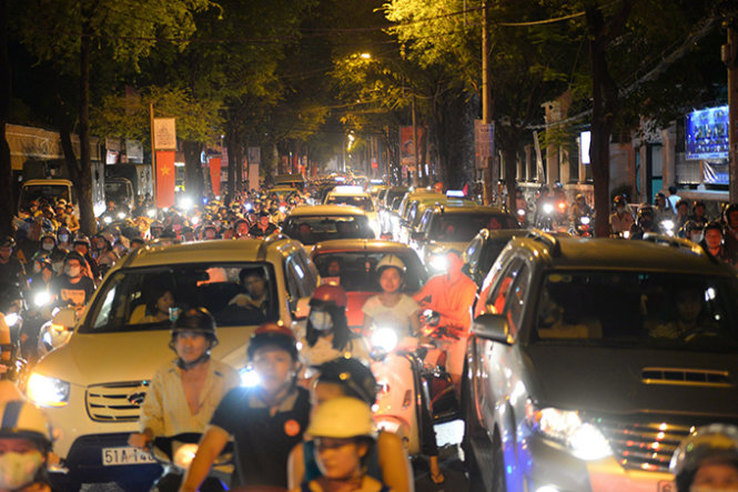 Xe cộ kẹt cứng kéo dài trên đường Võ Văn Tần, Quận 3 - Ảnh: Hữu Khoa