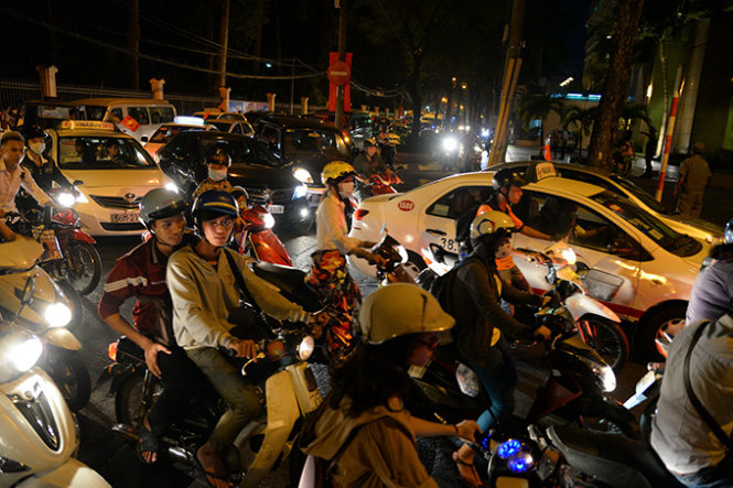 Xe cộ hỗn loạn tại giao lộ Nguyễn Thị Minh Khai - Lê Quý Đôn, quận 3 - Ảnh: Hữu Khoa