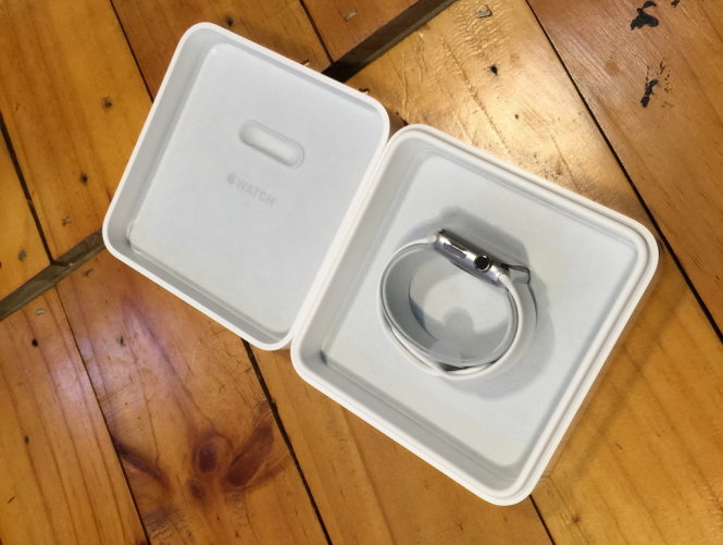 Khui hộp Apple Watch thép không gỉ - Ảnh: M.L