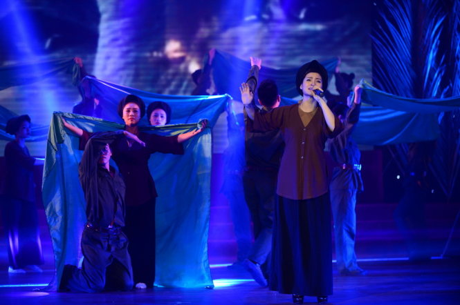 Ca sĩ Minh Hiền trình diễn ca khúc Lời ru cỏ non trong chương trình “Bài ca thống nhất” tại Nhà hát TP.HCM tối 25-4 - Ảnh: Quang Định