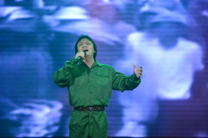 NSUT Quang Lý trình diễn ca khúc Chiếc gậy Trường Sơn trong chương trình “Bài ca thống nhất” tại Nhà hát TP.HCM tối 25-4 - Ảnh: Quang Định