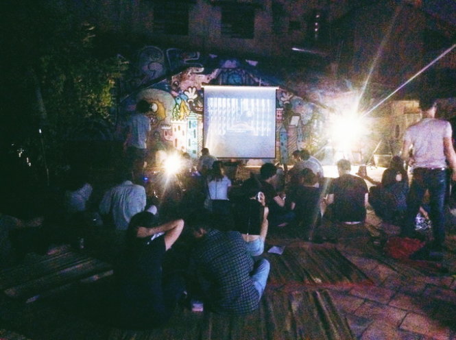 Sân thượng ngập gió tối 23-4 là nơi hẹn hò lý tưởng của những người yêu thích phim ngắn trong chương trình Dạo bước nghệ thuật - Ảnh: M.Trang