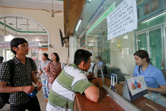 Hành khách chờ mua vé tại ga Nha Trang chiều 25-4. Ảnh: TIẾN THÀNH