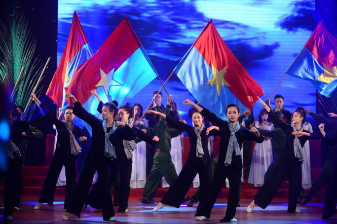 Hợp ca nam nữ trình diễn tiết mục Tiến về Sài Gòn trong chương trình “Bài ca thống nhất” tại Nhà hát TP.HCM tối 25-4 - Ảnh: Quang Định