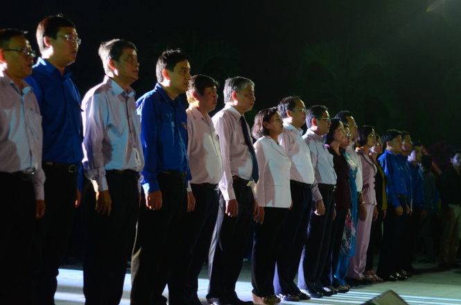 Lãnh đạo Thành phố tại buổi lễ thắp nến tưởng niệm những anh hùng liệt sĩ đã hy sinh vì Tổ Quốc tại Nghĩa trang liệt sĩ Thành Phố vào tối 25-4 -Ảnh: Thanh Tùng
