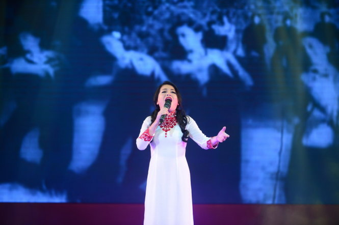 Ca sĩ Anh Thơ trình diễn ca khúc Xuân chiến khu trong chương trình “Bài ca thống nhất” tại Nhà hát TP.HCM tối 25-4 - Ảnh: Quang Định