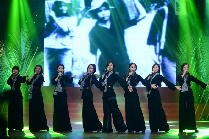 Nhóm Thời gian trình diễn ca khúc Cô gái Sài Gòn đi tải đạn trong chương trình “Bài ca thống nhất” tại Nhà hát TP.HCM tối 25-4 - Ảnh: Quang Định
