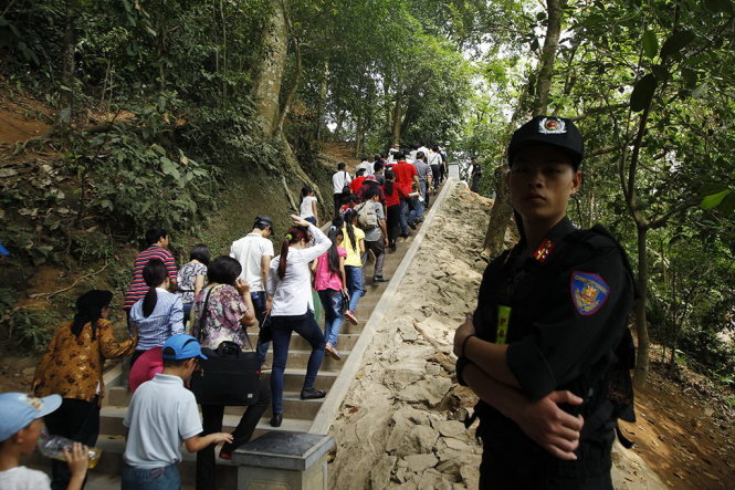 Lực lượng cảnh sát cơ động bảo vệ nghiêm ngặt tại di tích Đền Hùng - Ảnh Nguyễn Khánh