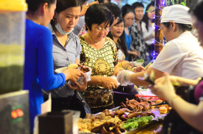 Nhiều gian hàng ẩm thực được bày bán tại lễ hội -Ảnh: Tùng Tin