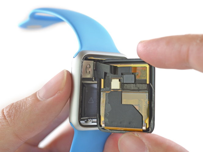 Màn hình Apple Watch được làm từ màn hình Plastic AMOLED được sản xuất bởi LG - Ảnh: iFixIt