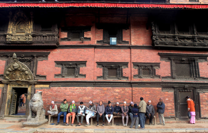Patan Dubar Square - sẽ không còn cảnh những người dân Nepal thanh bình ngồi sưởi nắng và chuyện trò như thế này nữa