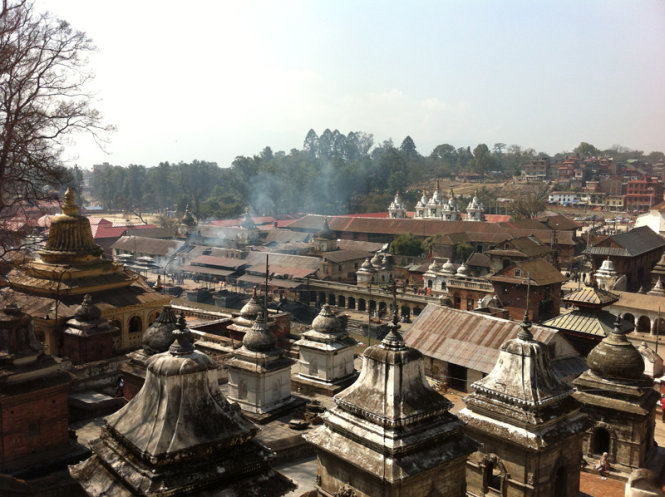 Khu đền Pashupatinath, nơi thực hiện nghi lễ thiêu xác và thủy táng của người dân Kathmandu Nepal sẽ quá tải trong những ngày tiếp theo bởi số nạn nhân của vụ động đất ngày 25-4-2015 vẫn chưa dừng lại ...
