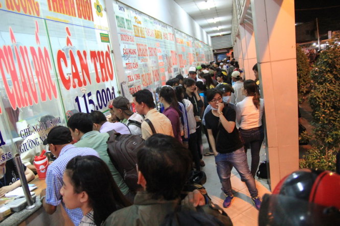 Khách tập trung đông nghẹt trước các quầy vé tại bến xe Miền Tây - Ảnh: Mậu Trường