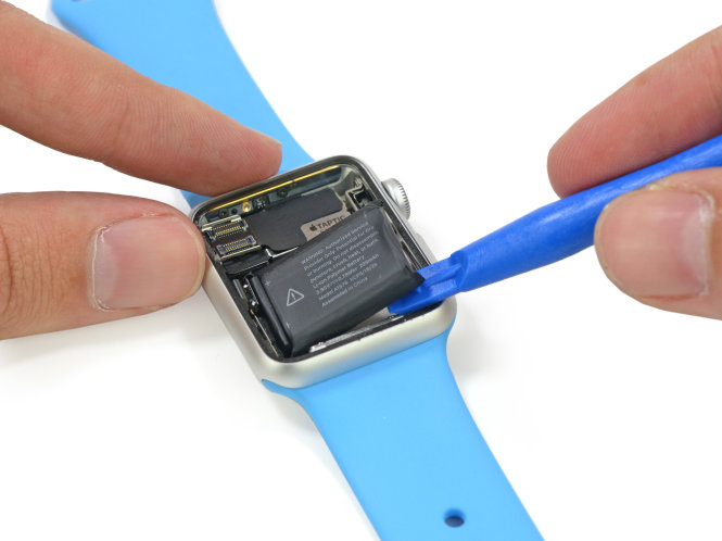 Apple Watch dùng Pin Lithium-Ion 3,8V 0,78Wh loại 38mm (loại Apple Watch 42mm có Pin lớn hơn). Theo Apple, Pin 205 mAh của Apple Watch có thể sử dụng suốt trong 18 giờ - Ảnh: iFixit