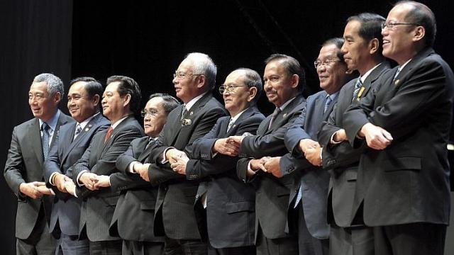 Các lãnh đạo ASEAN thể hiện sự đoàn kết tại hội nghị ngày 27-4 ở Malaysia - Ảnh: straitstimes