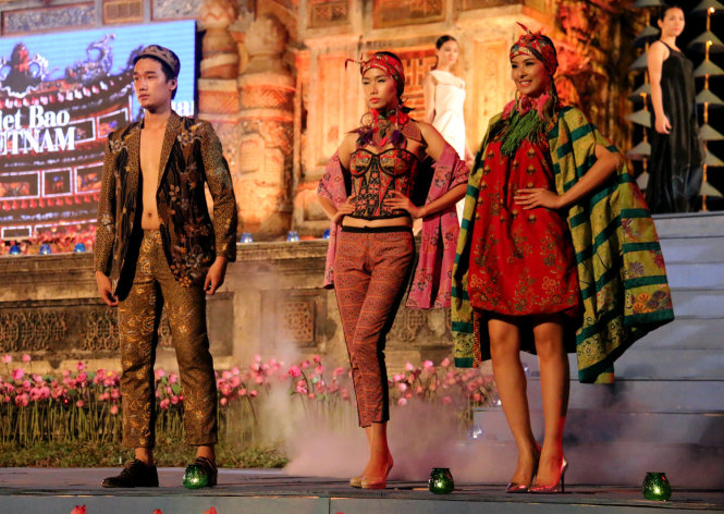 Các trang phục truyền thống có tính ứng dụng cao của 13 nhà thiết kế VN và quốc tế trình diễn tại lễ khai mạc festival nghề truyền thống Huế - Ảnh: Ngọc Hiển