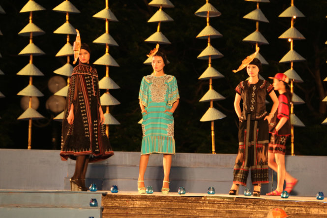 Tiết mục thời trang tại lễ khai mạc - Ảnh: Thái Lộc