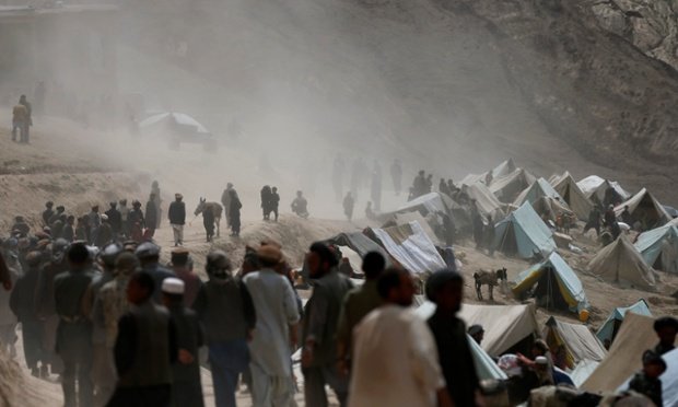Người dân Afghanistan dựng lều gần khu vực lở đất tỉnh Badakhshan hồi tháng 5-2014 để cứu hộ và chăm sóc những người còn sống sót - Ảnh: Reuters