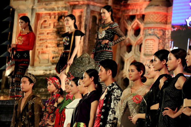 Các trang phục truyền thống có tính ứng dụng cao của 13 nhà thiết kế VN và quốc tế trình diễn tại lễ khai mạc festival nghề truyền thống Huế - Ảnh: Ngọc Hiển