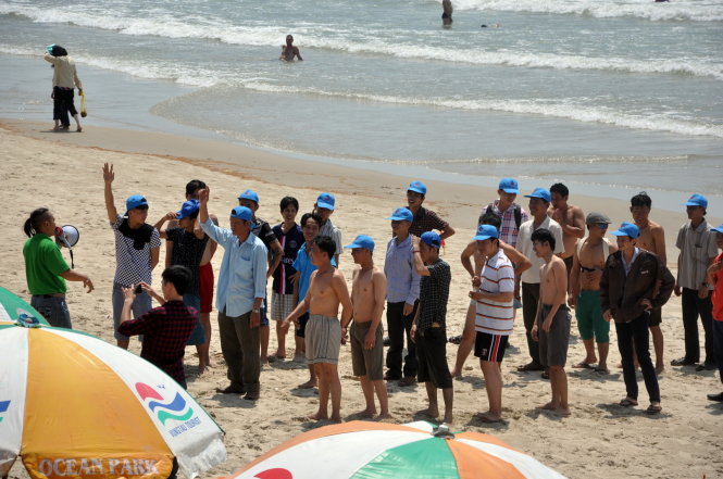 Một nhóm du khách đang chơi trò trên bãi biển của Khu du lịch Biển Đông, Bãi Sau, TP Vũng Tàu. (Ảnh chụp trưa 28-4) - Ảnh: Đông Hà