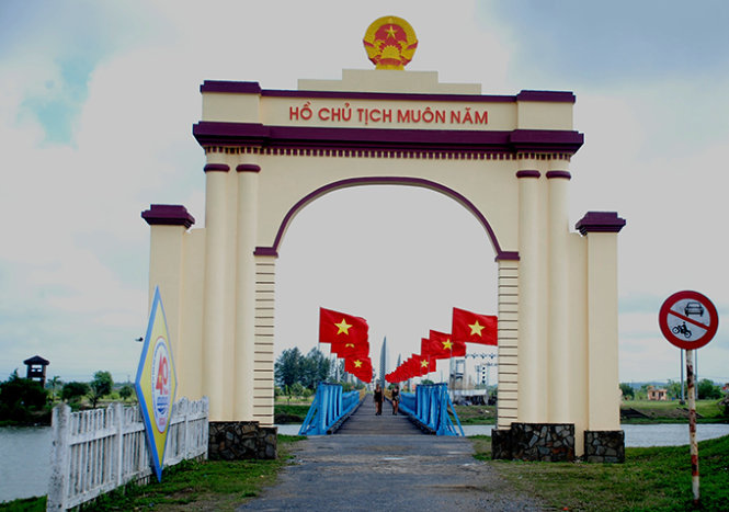 Khách du lịch về tham quan di tích đôi bờ Hiền Lương - Bến Hải dịp kỷ niệm 40 năm thống nhất đất nước - Ảnh: Quốc Nam