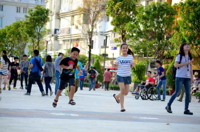 Trẻ em vui chơi trên phố đi bộ Nguyễn Huệ, Q. 1, TP. HCM ngày 29-4 - Ảnh: Thanh Tùng