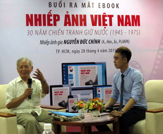 Tác giả Nguyễn Đức Chính (trái) giao lưu ra mắt sách sáng 28-4 - Ảnh: L.Điền