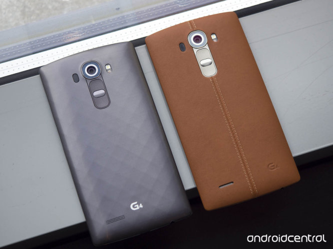 Hai phiên bản LG G4 gồm: nhựa (trái) và da - Ảnh: Android Central